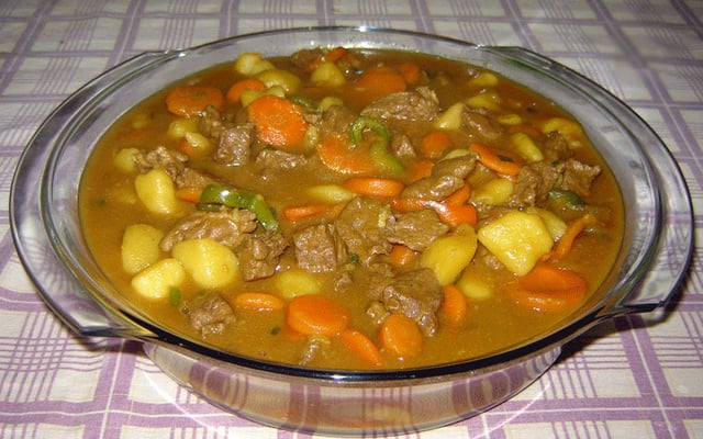 Carne ao curry com batatas e cenoura