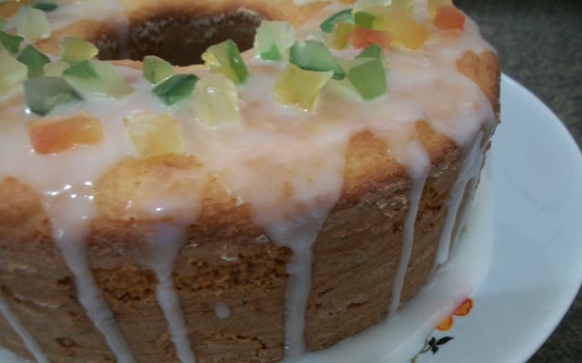 Bolo de limão com frutas cristalizadas