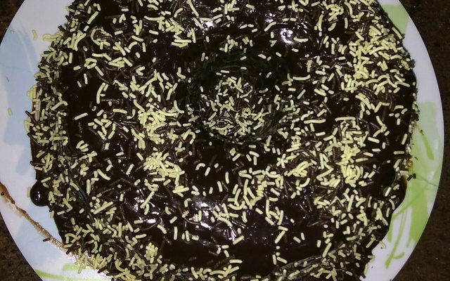 Bolo de chocolate de microondas com calda de falso brigadeiro