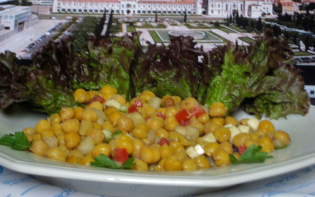 Salada de grão-de-bico com pêras e queijo