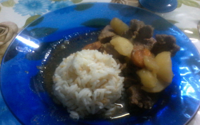 Carne ao curry com batatas e cenoura