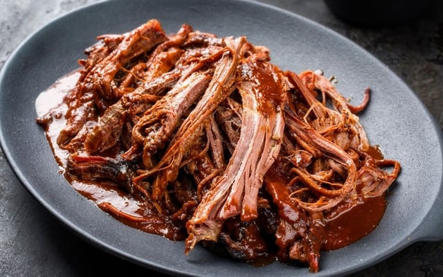 Carne desfiada na panela de pressão suculenta