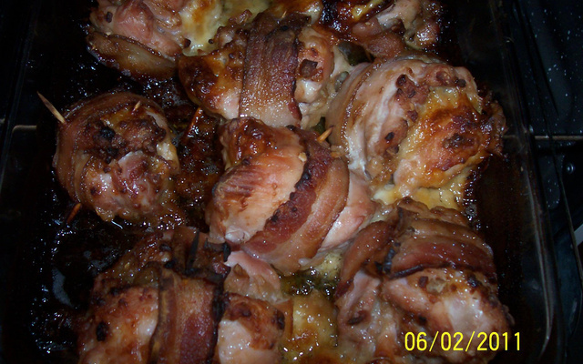 Coxas e sobrecoxas recheadas e enroladas no bacon