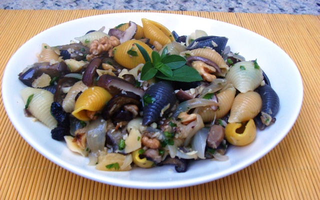 Salada com funghi e berinjela