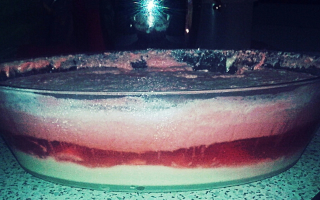 Gelatina de morango com creme de leite condensado