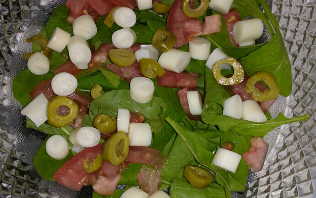Salada de rúcula com palmito e azeitonas