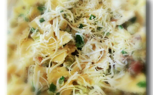 Farfalle com ervilha, bacon, alho e creme tipo fraiche - Calazans