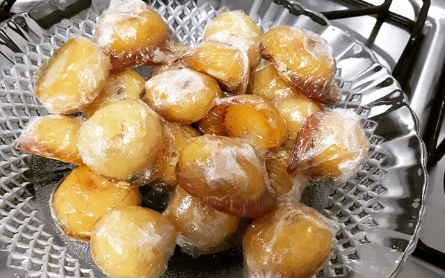 Bala de coco caramelizada (bala baiana ou bala de ovo)