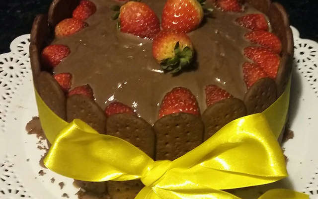 Bolo de chocolate com morangos