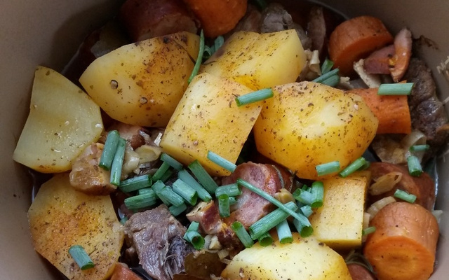 Costela bovina na panela de pressão com linguiça calabresa e bacon