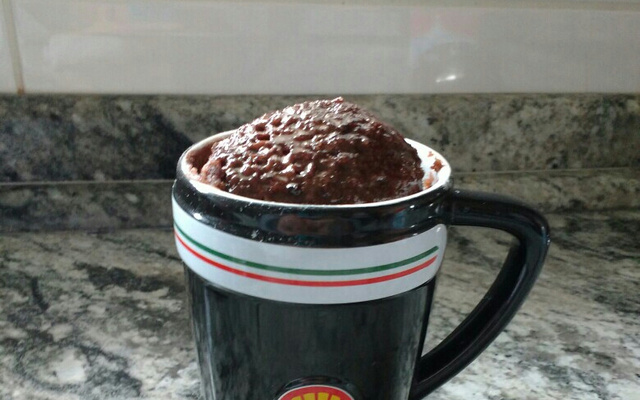 Bolo de caneca com cobertura de chocolate