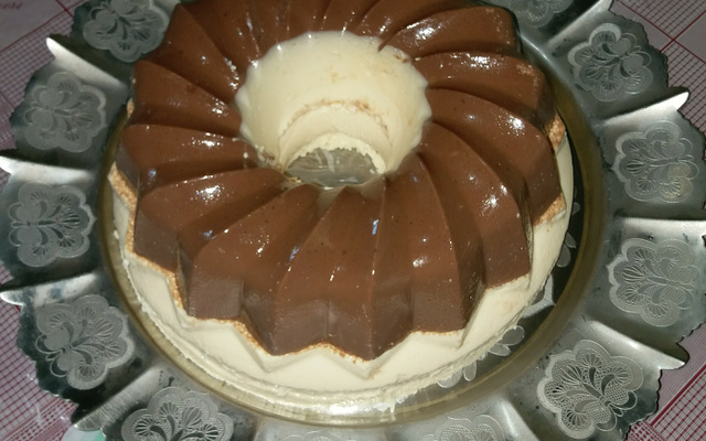 Pudim de coco com chocolate delicioso