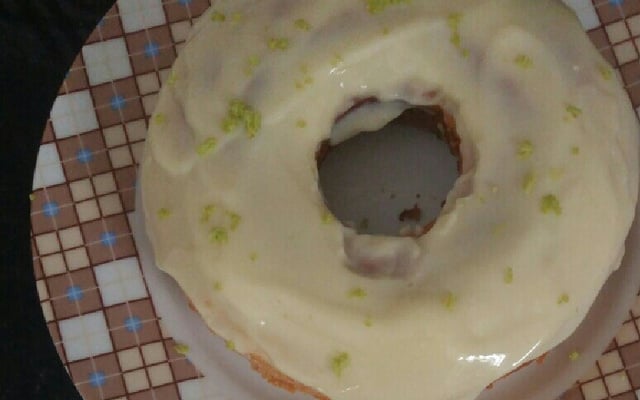 Bolinho de limão com cobertura de leite condensado