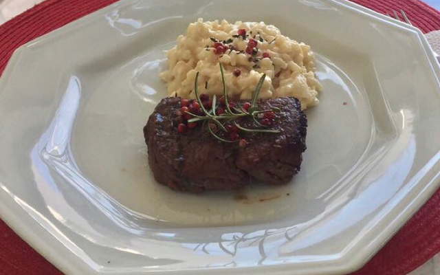 Risoto com filé mignon e pimenta rosa