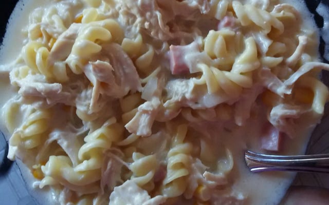 Macarrão de panela de pressão com frango queijo e presunto