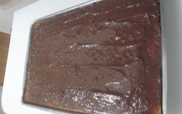 Bolo de cenoura e laranja com cobertura de chocolate