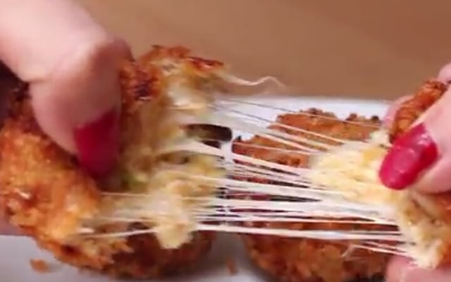 Bolinho de frango com queijo