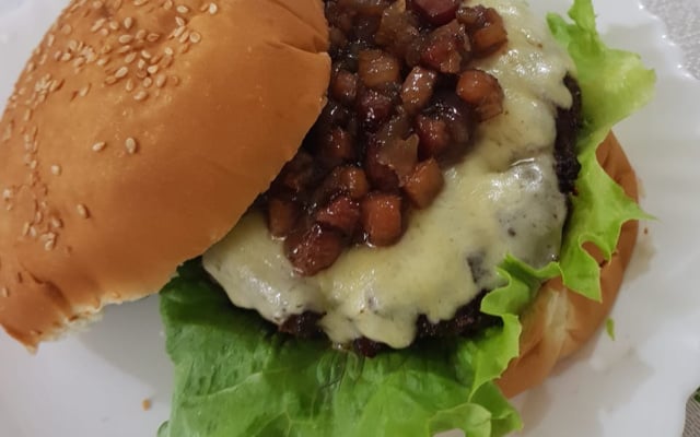 Hambúrguer com geleia de bacon