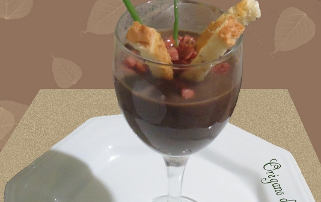 Caldo cremoso de feijão preto