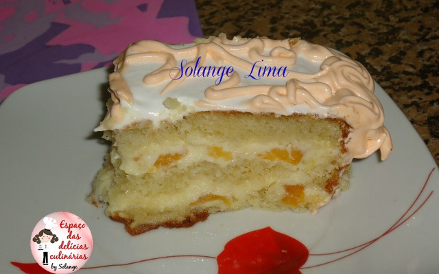 Bolo creme com pêssegos, cobertura de marshmallow e frutas