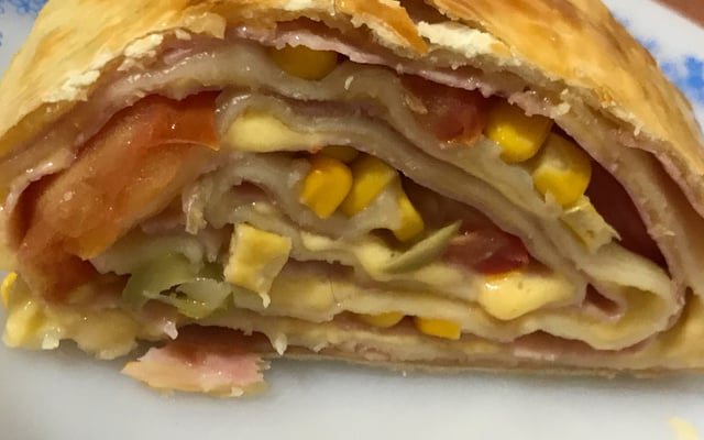 Rocambole de massa de pastel