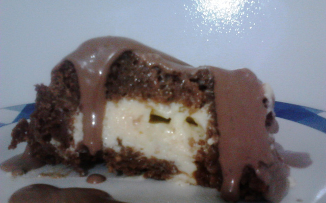 Bolo de chocolate com mousse de maracujá e cobertura de chocolate