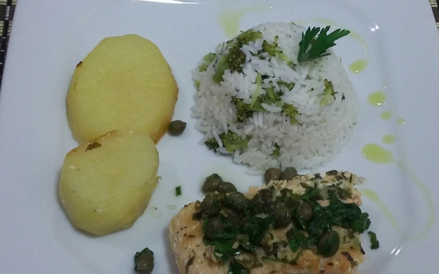 Salmão assado ao molho cítrico e de alcaparras