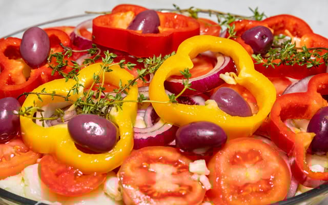 Bacalhoada portuguesa com tomate, pimentão e azeitona