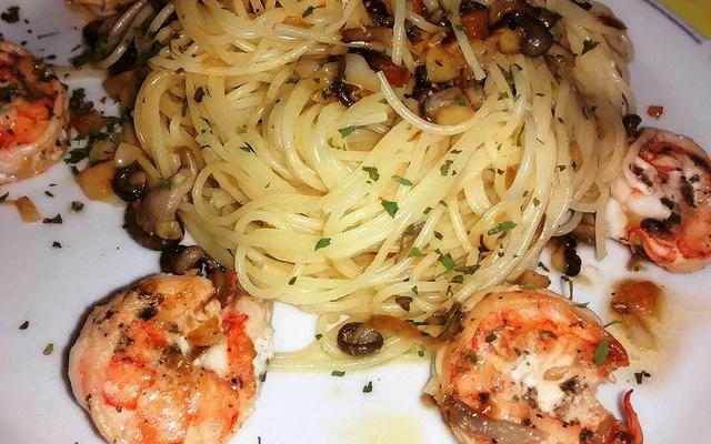 Macarrão com shimeji e camarão