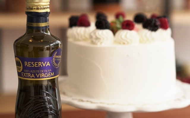 Bolo de Azeite Gallo Extra Virgem Reserva com frutas vermelhas e mousse de chocolate branco