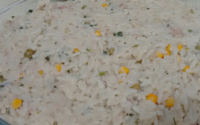 Risoto colorido de linguiça