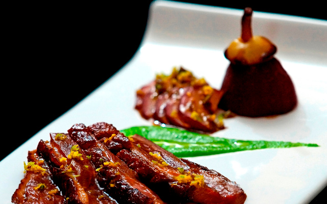 Peito de pato ao vinho tinto com pêra recheada