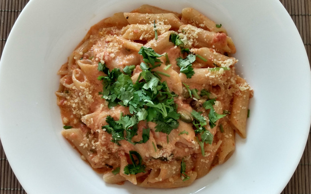 Macarrão ao molho de tomates e alcaparras