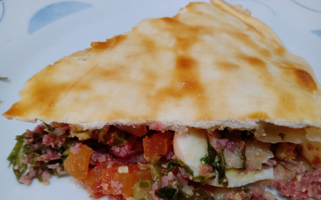 Torta de Calabresa e Couve com massa de Pastel
