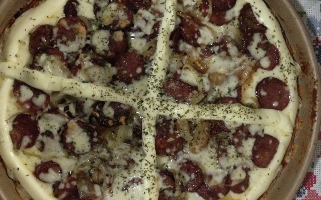 Pizza de calabresa com massa de pinhão