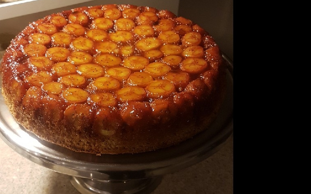 Bolo invertido de banana caramelada de liquidificador