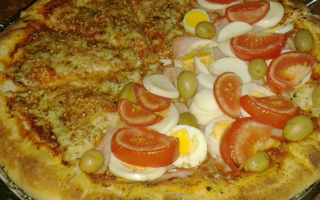 Massa de pizza com borda recheada