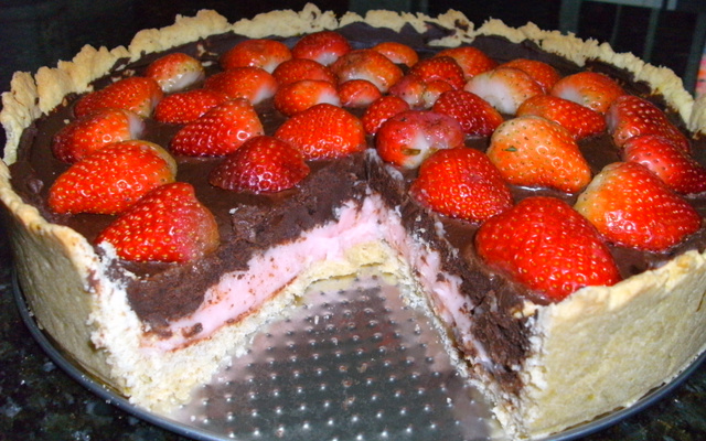 Torta de morango com chocolate trufado