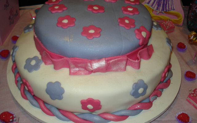 Bolo decorado com pasta americana