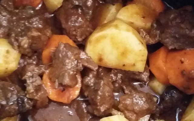 Carne ensopada com batata e cenoura na pressão