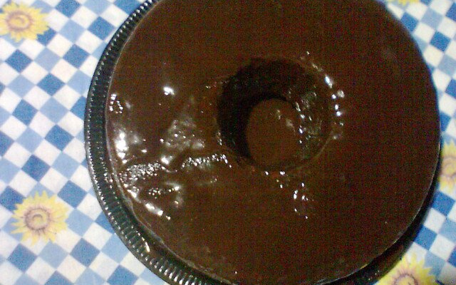 Bolo de laranja com calda de chocolate