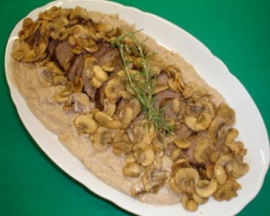 Filé mignon com molho de cogumelos e purê de castanhas