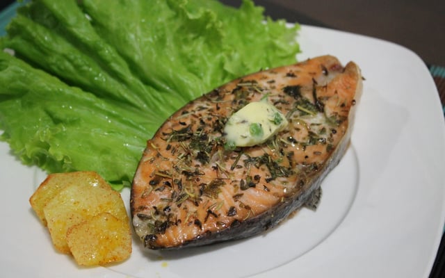 Salmão assado à provençal