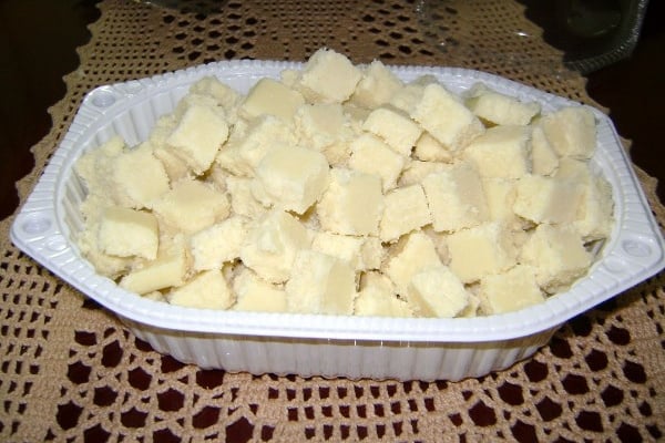 Docinho de leite e coco em cubos