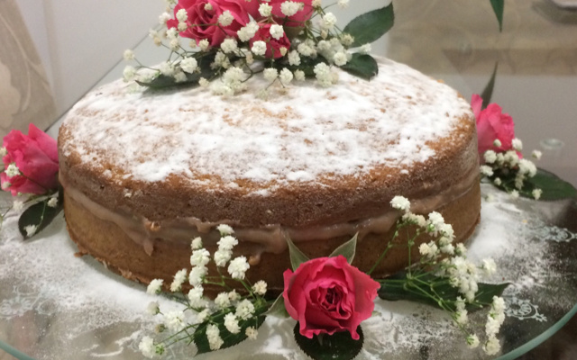 Bolo simples com brigadeiro