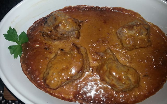 Medalhão de filé mignon ao molho cheddar