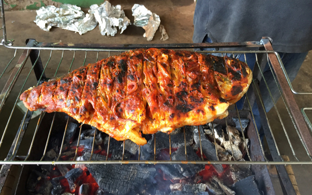 Peixe assado na brasa