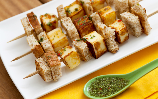 Aperitivo brasileiro de queijo coalho Wickbold