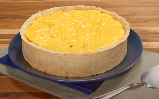 Torta de costela com cebola caramelizada cheddar