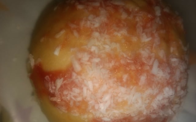 Pão recheado com goiabada e coco